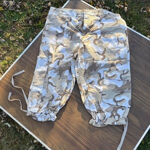 Y2K Zoey Beth plus 2X Women's high-waisted, mid-length camo cargo capri pants